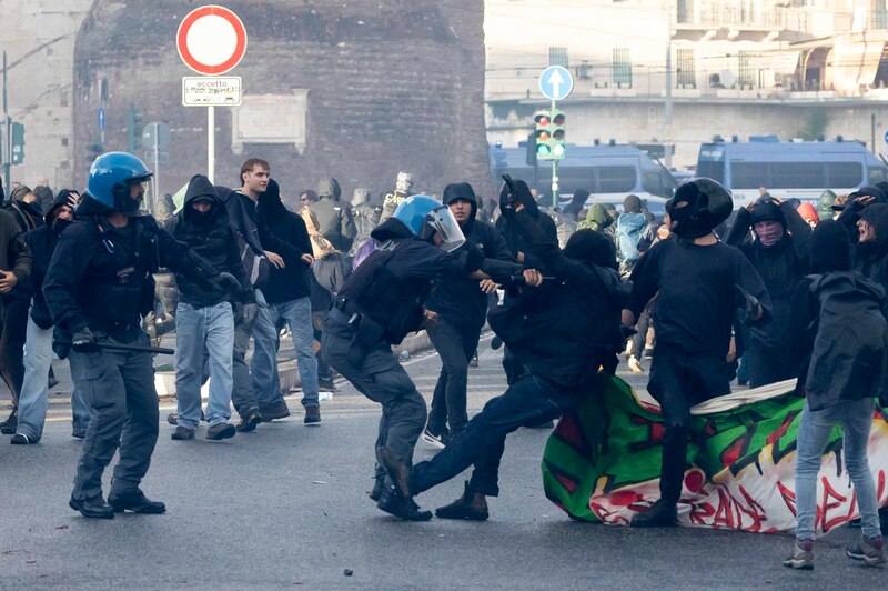 Posible título: Enfrentamientos entre manifestantes y policías en una protesta callejera
