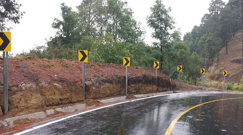 Curva peligrosa en carretera de montaña