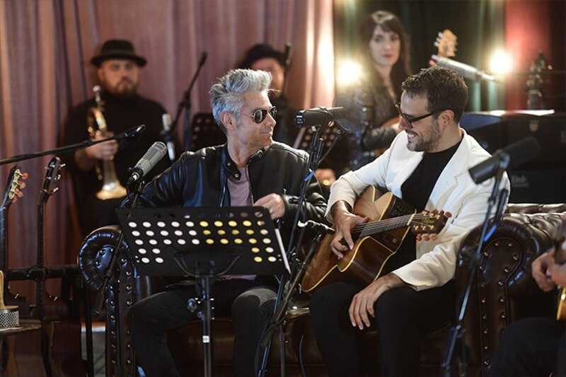 Dos hombres tocando música en un estudio