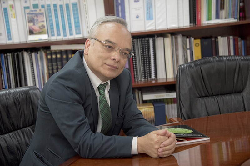 El presidente de la Academia Nacional de Medicina, Rubén Omar Zylberman, durante una entrevista.