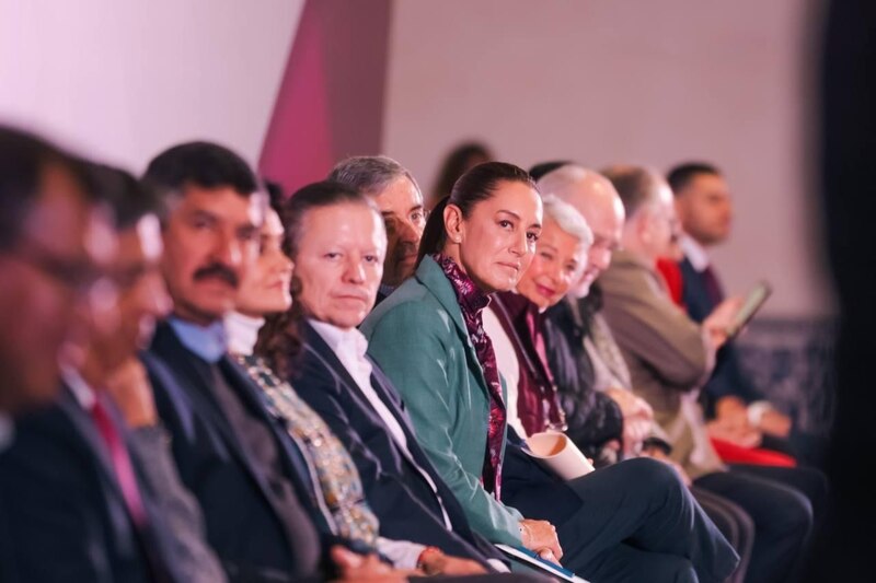 La alcaldesa de Bogotá, Claudia López, asiste a un evento público.