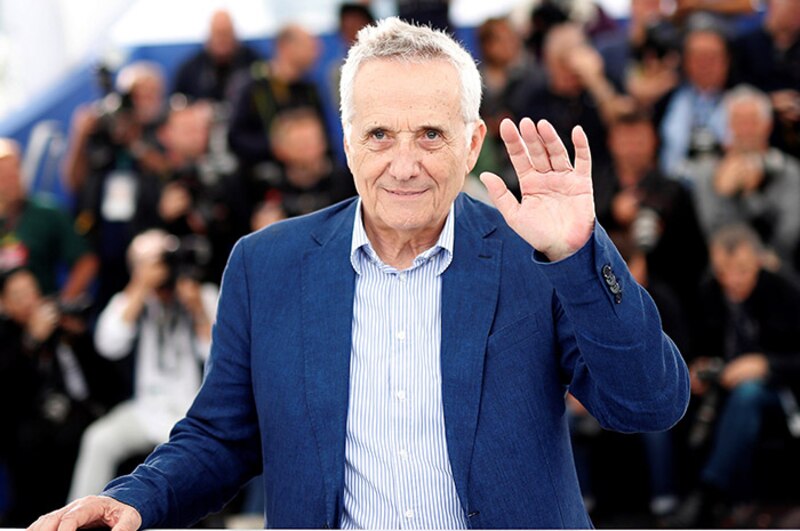 El actor francés Jean-Paul Belmondo saluda a la multitud en el Festival de Cine de Cannes.