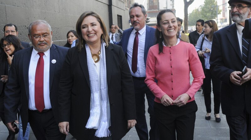 La Jefa de Gobierno, Claudia Sheinbaum, acompañada de Martí Batres, camina por las calles de la Ciudad de México.