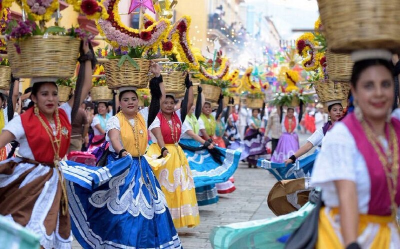 Mujeres bailando en una procesión religiosa.