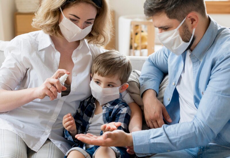 Familia usando mascarillas durante la pandemia de COVID-19