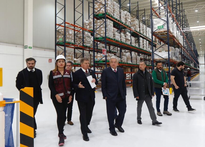 El presidente López Obrador visita una bodega de medicamentos