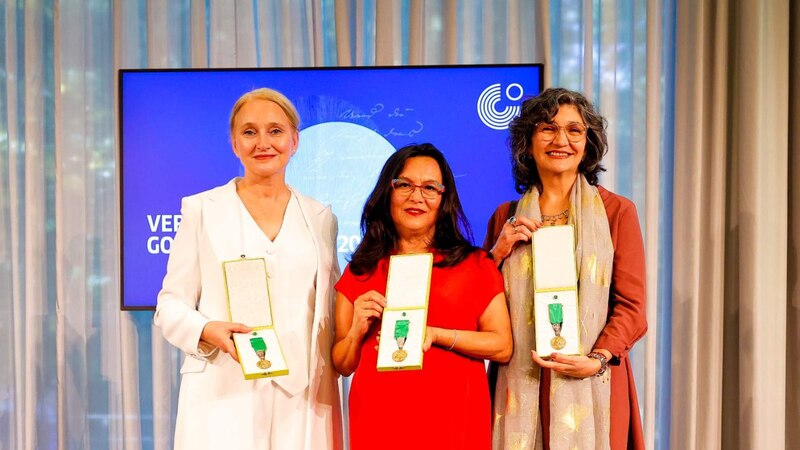 Entrega de medallas a las ganadoras del Premio Nacional de Literatura 2022