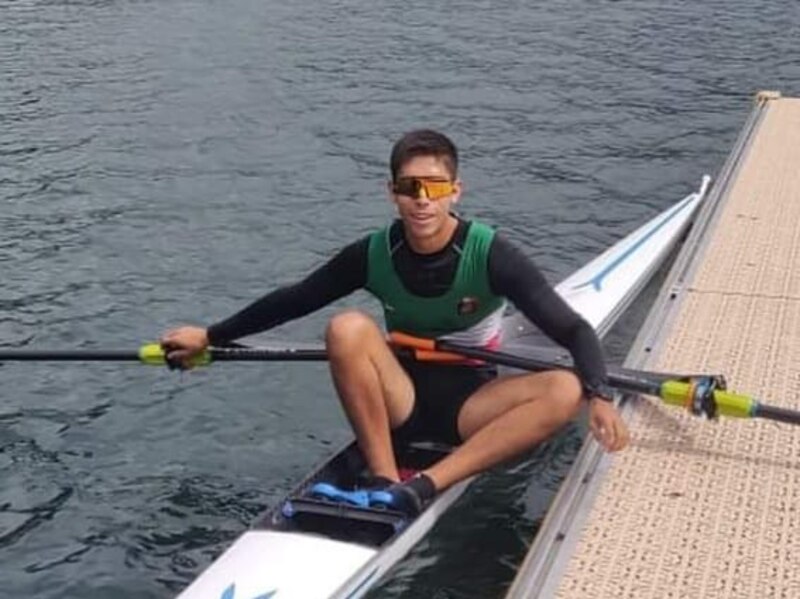Joven remero en una competición