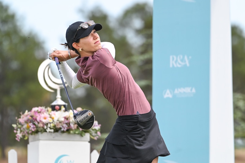 La golfista profesional Lydia Ko en acción durante un torneo.