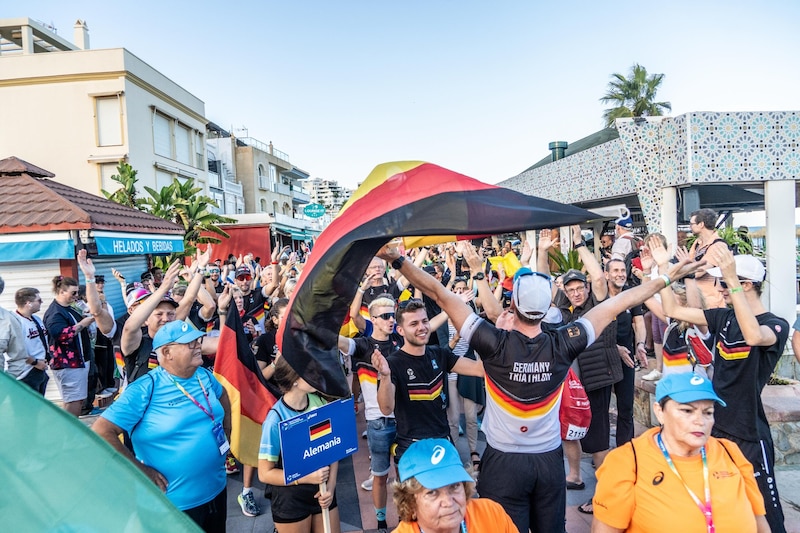 Desfile de inauguración del Campeonato Mundial de Triatlón en Málaga.