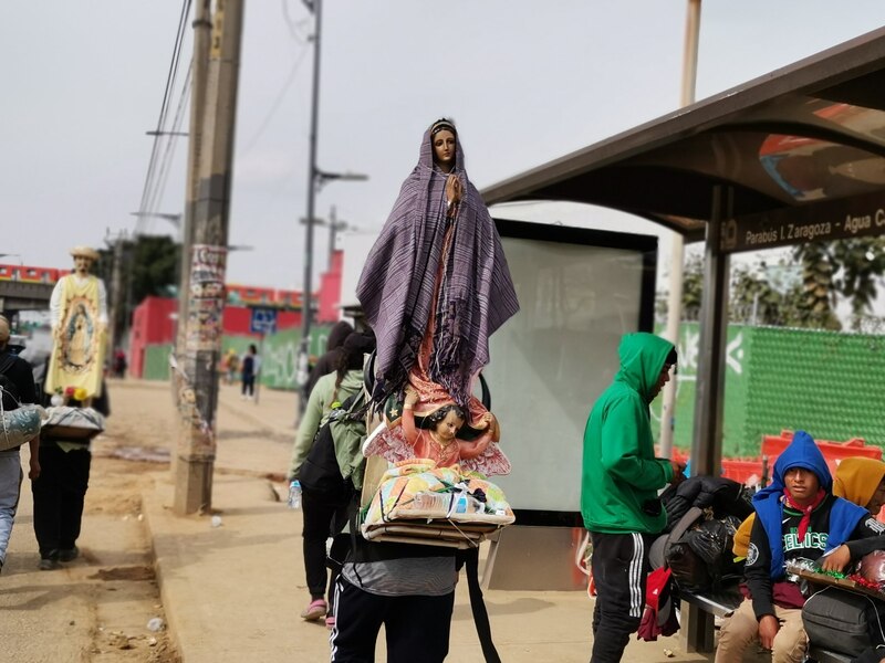 La Virgen de Guadalupe es llevada en procesión por las calles de la Ciudad de México.