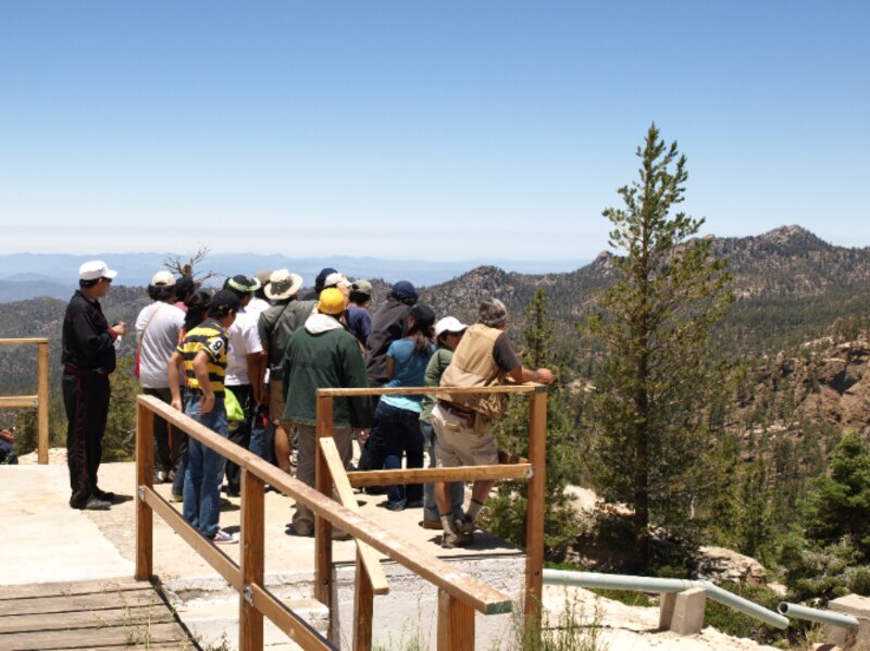 Un grupo de personas en la cima de una montaña