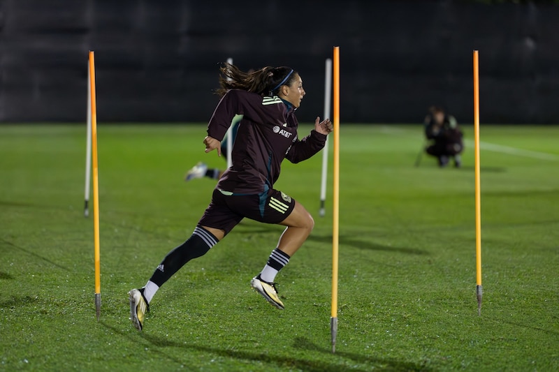 ¡La futbolista mexicana, Kenti Robles, entrenando con su equipo!