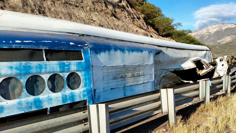Autobús accidentado en la carretera