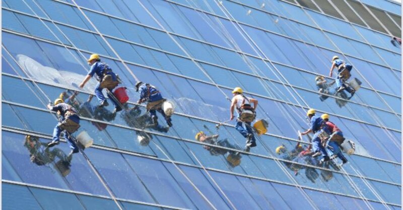 Limpiadores de ventanas en un rascacielos