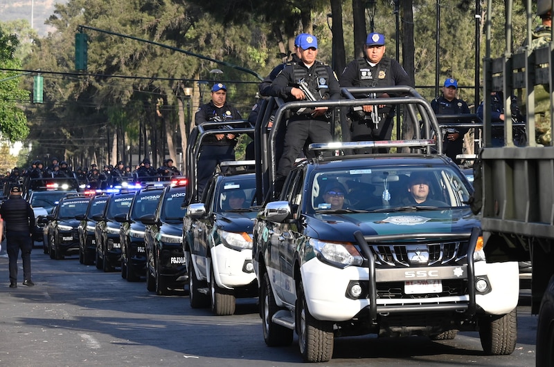 Title: Desfile de la policía de la Ciudad de México
