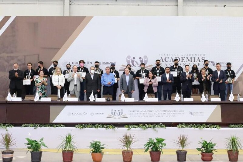 Entrega de reconocimientos a los alumnos destacados del Festival Académico Nacional