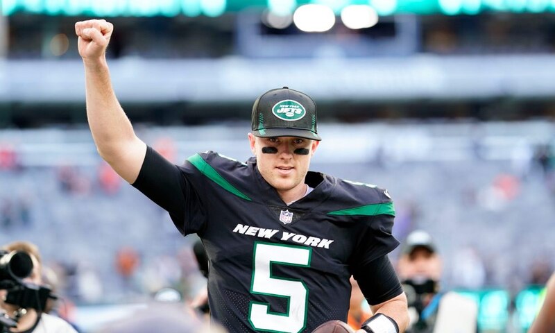 Zach Wilson, el mariscal de campo de los Jets de Nueva York, celebra una victoria.