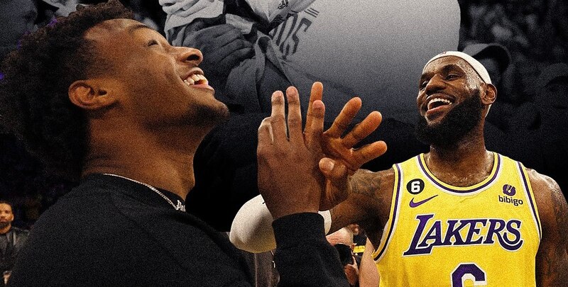 LeBron James y Anthony Davis sonríen tras ganar el campeonato de la NBA