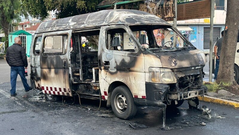 Camioneta Urvan quemada