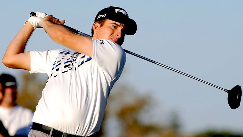 Golfista masculino en acción