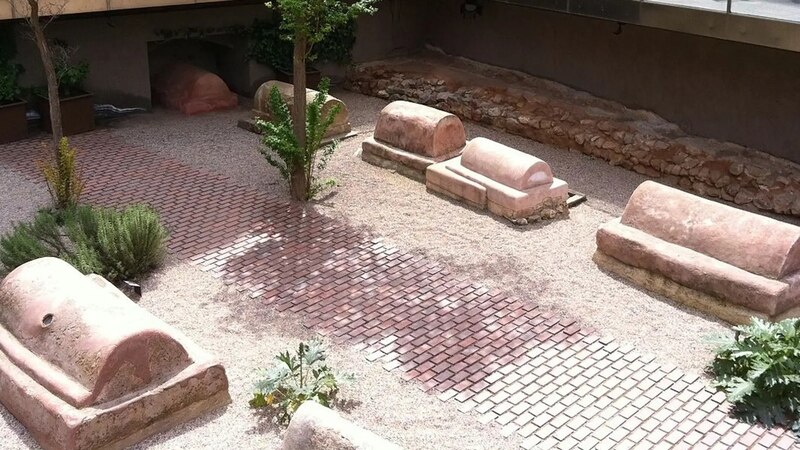 Patio con tumbas romanas