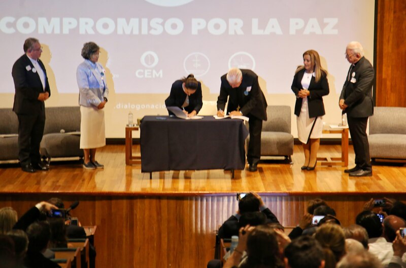 Firma del compromiso por la paz