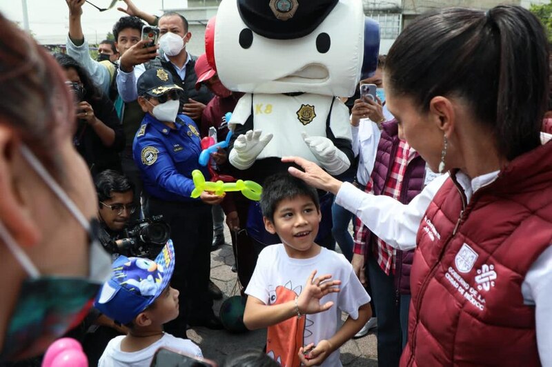 La Jefa de Gobierno, Claudia Sheinbaum, saluda a un niño durante un evento público.