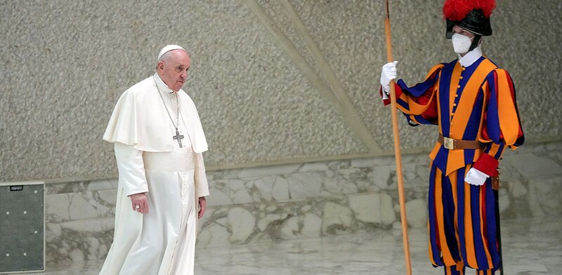 El Papa Francisco saluda a la Guardia Suiza Pontificia