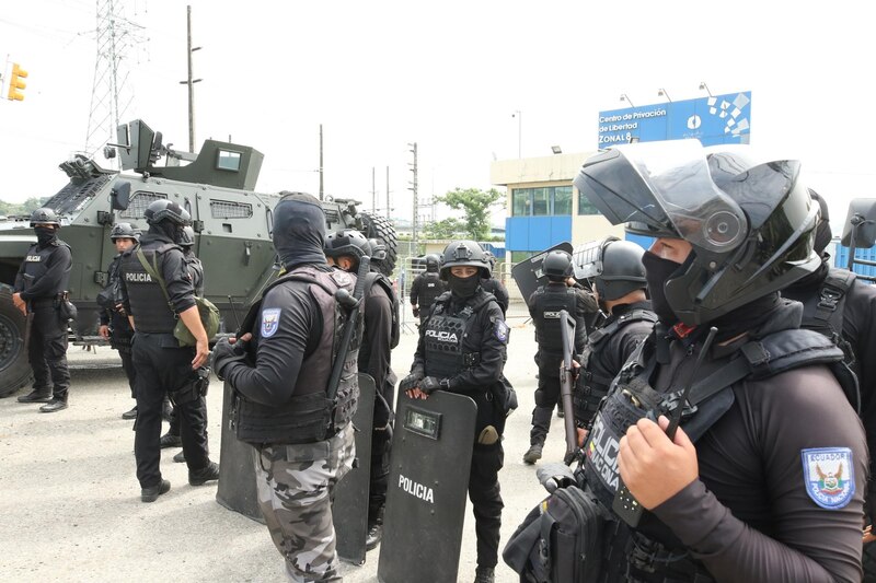 Title: Policías ecuatorianos durante una manifestación