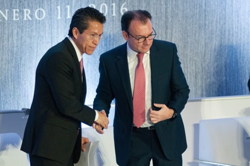 Dos hombres de negocios se dan la mano