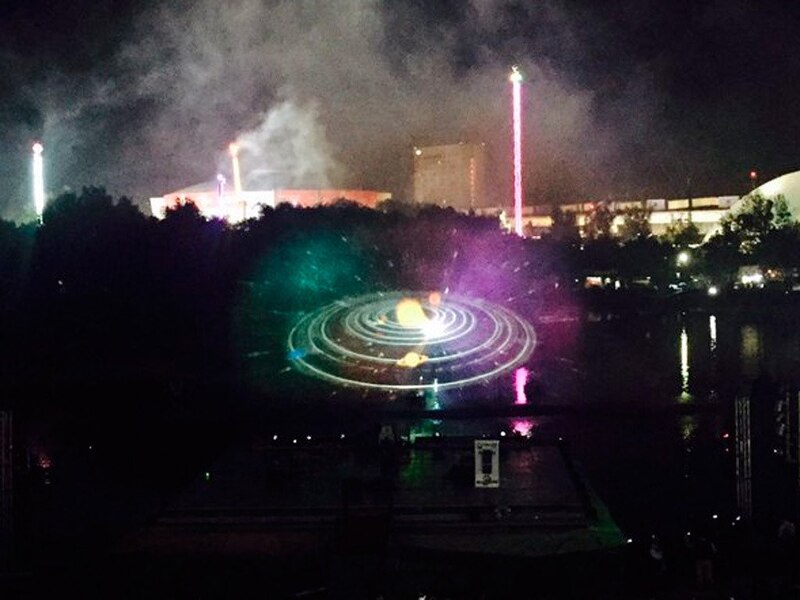 Espectáculo de luces y agua en el parque temático de Orlando
