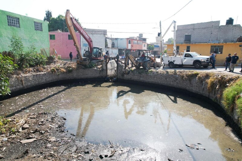 Limpieza de canal pluvial en la colonia Obrera