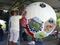 Internos del reclusorio de Puerto Vallarta elaboran balón gigante