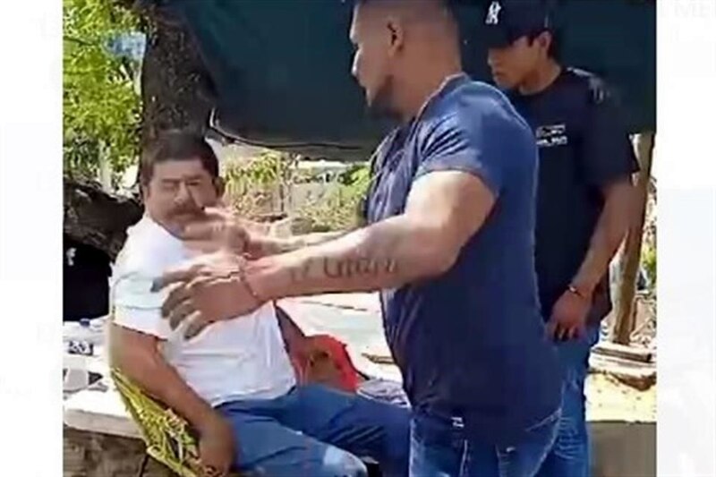 "Político mexicano es captado en video golpeando a un hombre"