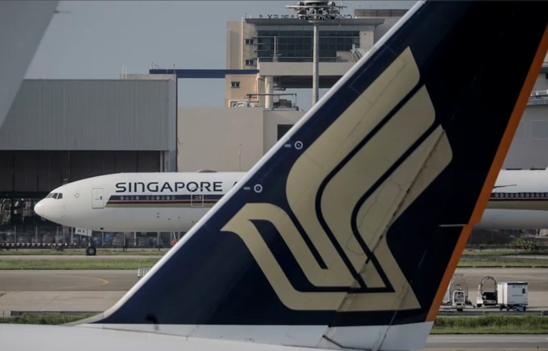 Un avión de Singapore Airlines en el aeropuerto