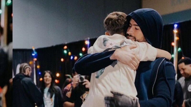 Un padre y su hijo se abrazan
