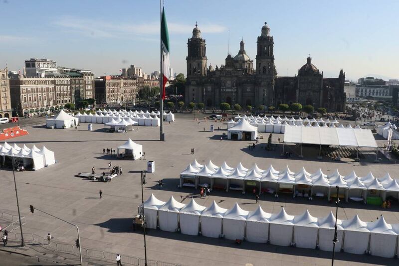 La plancha del Zócalo capitalino luce abarrotada de carpas blancas