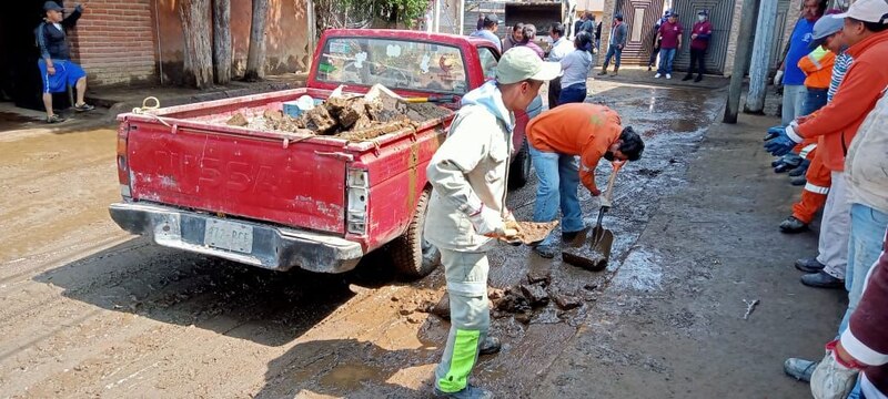 Limpiar el lodo después de una inundación