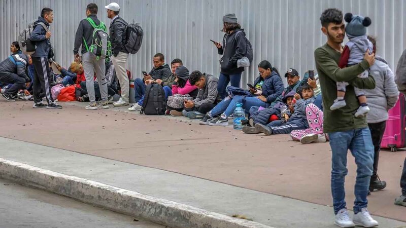 Migrantes esperan en la frontera