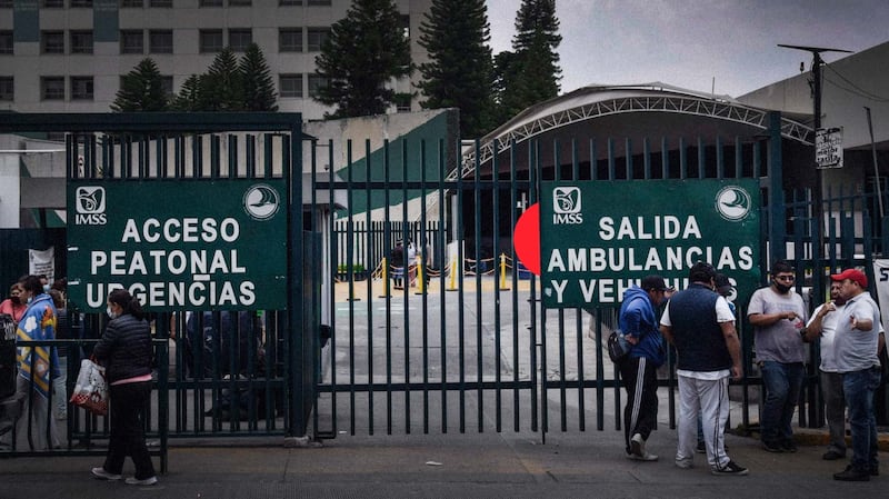 Personas afuera de un hospital en México, esperando
