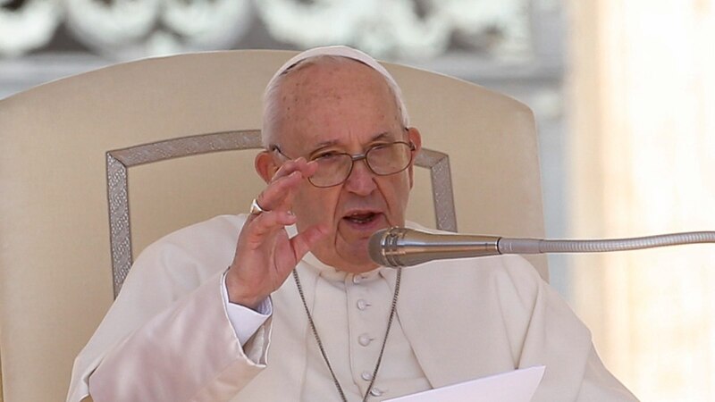 El Papa Francisco pronuncia un discurso ante la multitud en la Plaza de San Pedro.