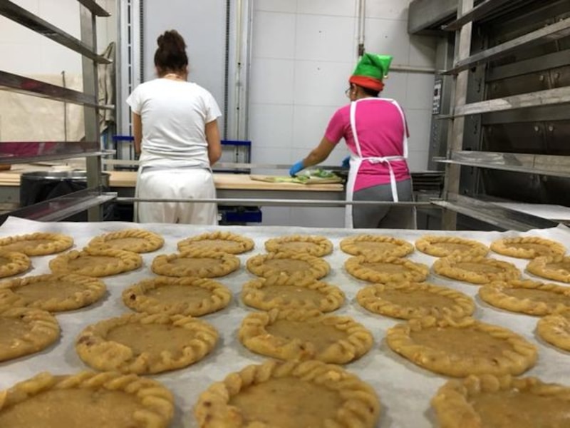 Mujeres preparando galletas en una panadería