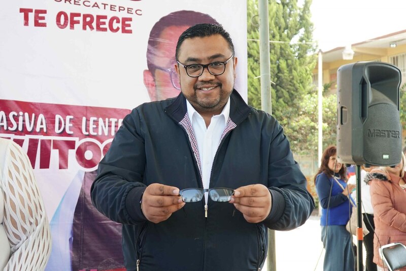 El político ofrece lentes gratuitos a la comunidad