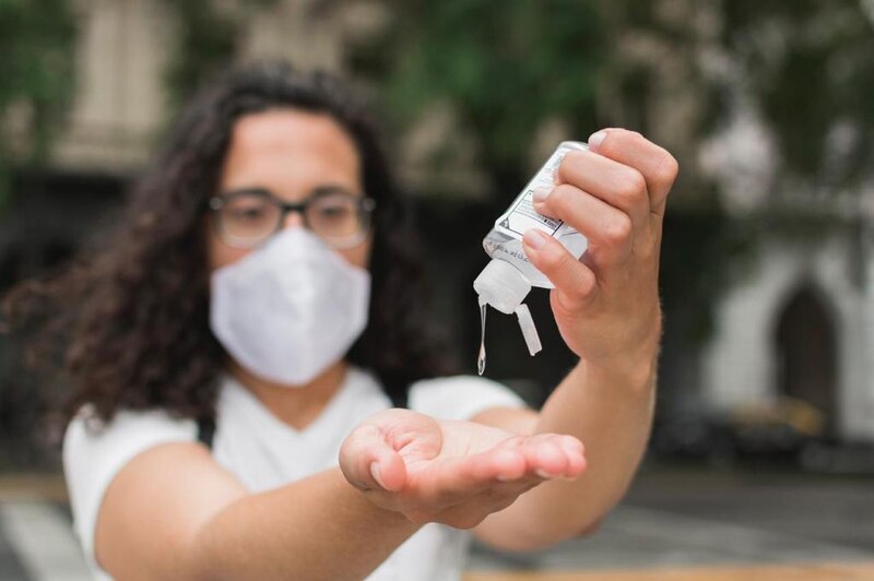 Mujer usando gel antibacterial