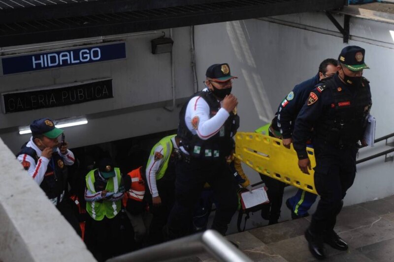 Rescatistas ayudan a un herido tras el sismo en México