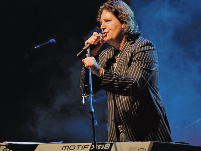 Un cantante выступает на сцене