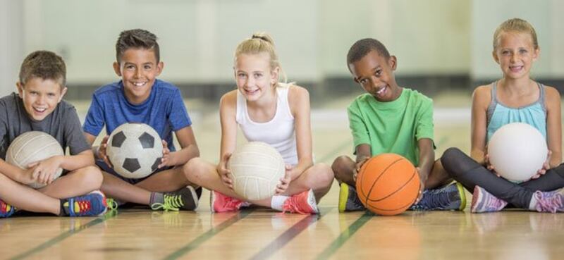 Niños jugando baloncesto, voleibol y fútbol