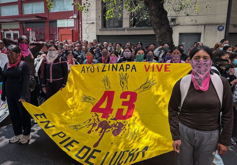 La marcha está dirigida por las madres y padres de los 43 normalistas desaparecidos; les acompañan estudiantes de Ayotzinapa y miembros de la CNTE.