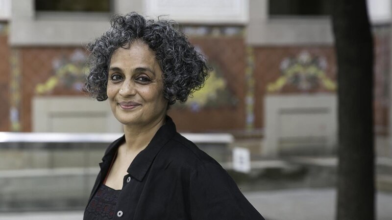 La escritora Arundhati Roy